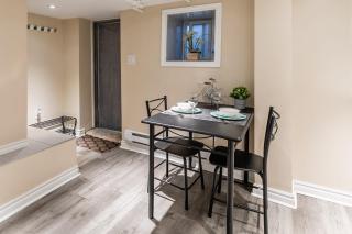 Stylish Queen Suite Condo by St Clair Hotel - 8