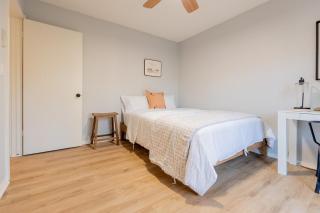 The Retreat a cozy villa with views near campus, gourmet kitchen - 8