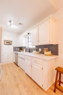 The Retreat a cozy villa with views near campus, gourmet kitchen - 6