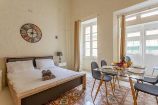 BnBNova - Historic Valletta House with Rooftop - 1