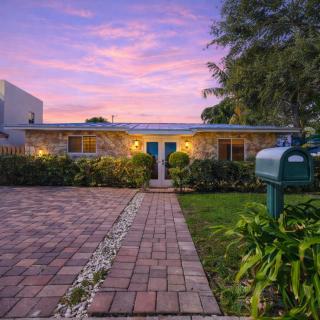 Boho 3BR Escape Pool & Outdoor Games - 5