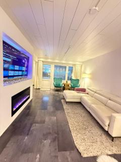 Luxe Family 3BR Private House in Espoo with Seasonal Jacuzzi and Free Parking 30 Min from Central Helsinki - Espoo - 9