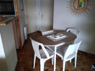 Appartement Spacieux 2 chambres, 4 personnes, Terrasse Vue Port , WIFI gratuit et Parking privé gratuit, lave linge, congélateur, situé près de la plage, commerces, marché et restaurants - 5