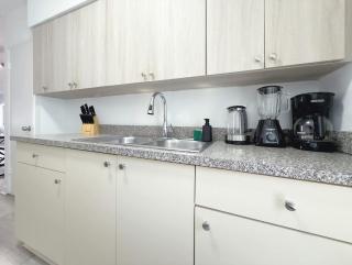 1BR Miami Beach Apt with King plus 2 Queens & Smart TV - 2