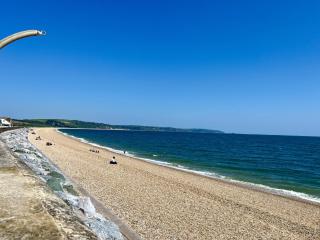 Beachfront Bliss, Sea Views, Parking, Dogs Welcome - 8