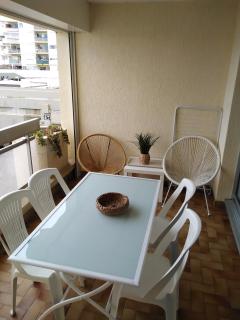 Appartement Spacieux 2 chambres, 4 personnes, Terrasse Vue Port , WIFI gratuit et Parking privé gratuit, lave linge, congélateur, situé près de la plage, commerces, marché et restaurants - 8