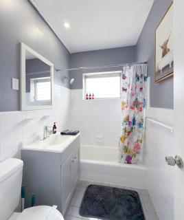 1BR Miami Beach Apt with King plus 2 Queens & Workspace - 6