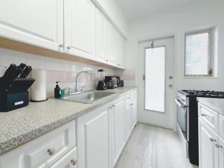 1BR Miami Beach Apt with 3 Queens plus Free Parking - 9
