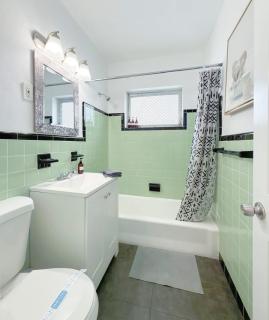 1BR Miami Beach Apt with King plus 2 Queens & Parking - 6