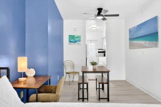 Sunny Miami Beach Studio with 2 Queens plus Workspace - 9