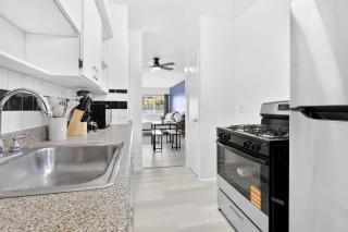 Sunny Miami Beach Studio with 2 Queens plus Workspace - 3