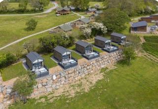 'Kismet' POPPYS PODS SLEEPS 5 WITH HOT TUB, NOBLE COURT HOLIDAY PARK, PEMBROKESHIRE - 9