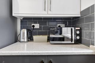 Long Stays Roath Park 2BR Apartment with Parking Central Location - 4