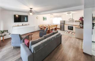 3 Bedroom Awesome Home In Gospic - 8