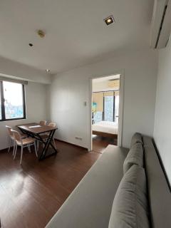 STAYLUXIA - KNIGHTSBRIDGE - One Bedroom Luxury Suites with Pool, Gym, Netflix, Free Amenities - Housekeeping Available - 2
