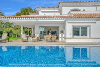 Villa Molly - Elegant Beachside Home by Finest Rentals - 8