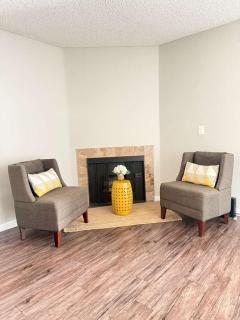 Modern 2BR Hollywood Apt with Rooftop Pool, Free Parking & Close to Walk of Fame and Universal Studios - 4