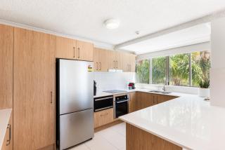 The Burleigh Breeze Beach Front Apartment - 5