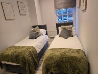 Apartment - Sleeps 6 & Near Station - 8