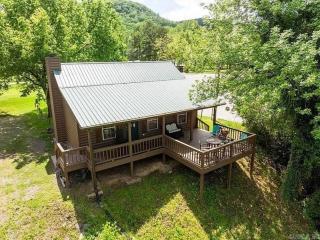 Riverfront Little Red Cabin, World-class Trout Fishing, Views & Boat Access - 7