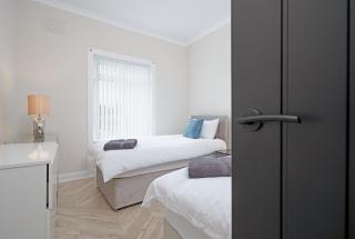 3BR Home Sleeps 6 Near Airport with Parking - 2