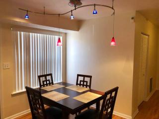 Spacious 2BR Near Univ of Chicago Home Away From Home - 8