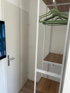 Prime Apartment near Vienna with Free Parking - 5