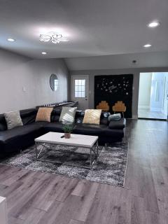 Cozy 4 Bed -4 Bath - 9