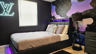 The Gawdy Den with Fast WIFI 2 minutes from Downtown Houston! - 2