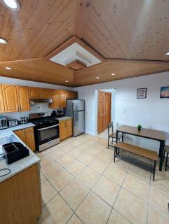 4BR Duplex near Light Rail | mins to NY + Parking - 9