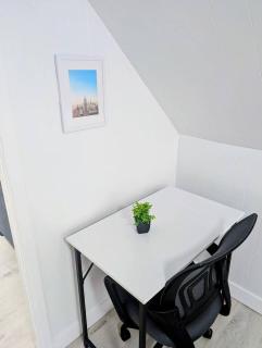 4BR Duplex near Light Rail | mins to NY + Parking - 2