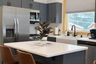 Ember & Evergreen Retreat with covered hot tub and patios in charming Ashford - 8