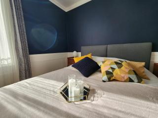 Cosy Art Gallery - 7