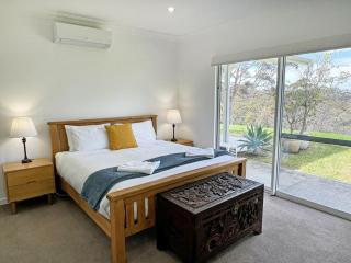 Shadforth Rise: Spacious, modern home, beautiful views, 4 mins to town - 1