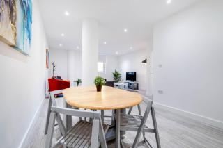 Luxurious 1 Bed Serviced Apartment with Wi-Fi - 2