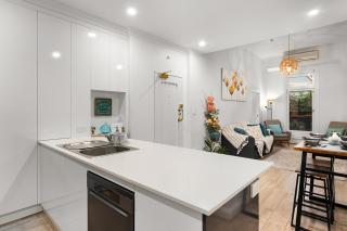 Stylish Stay Prime Location Home Away From Home - 1