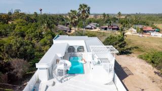 White Romance Pool Villa Pattaya - 6