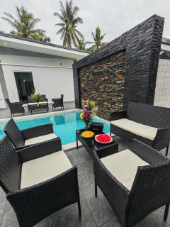 jessi house pool - 9