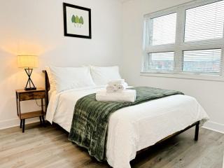 Cozy Barrie Getaway - New 3BR Private Backyard 2car - 1