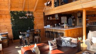 Classy Bear Cabin - Summit Views of Ober Mountain, Hot Tub, 3 King Beds, 2 Mi to Downtown - 1