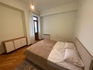 Modern Central Apartment with Balcony & Ararat View, 3 Min Walk to Republic Square - Erevan - 0