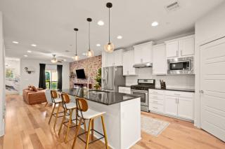 stunning 3 Bedroom Home Just Minutes Away From Downtown - 8