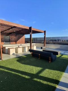 Sky-High 2BR with 1 Parking - Heart of South Yarra - 6