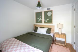 Designer Gem Condo - 5 Mins to Sand, Playground, Tennis, Free Parking - 5