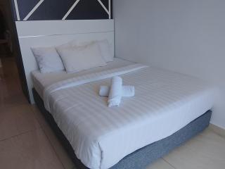 The Luxe Suites Colony Sky Pools - 7