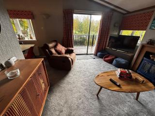 The Little lodge on the lake - Welshpool - 1