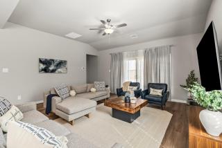 4Bed Luxury Getaway with Pool Table and Near Lake Lavon - 1