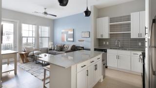 Landing Modern 1BD Gym Courtyard - 4