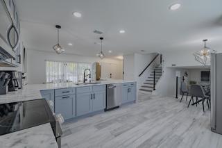 Lakehills Paradise Modern Home with heated pool - 8