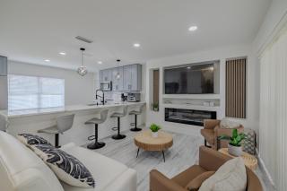 Lakehills Paradise Modern Home with heated pool - 1